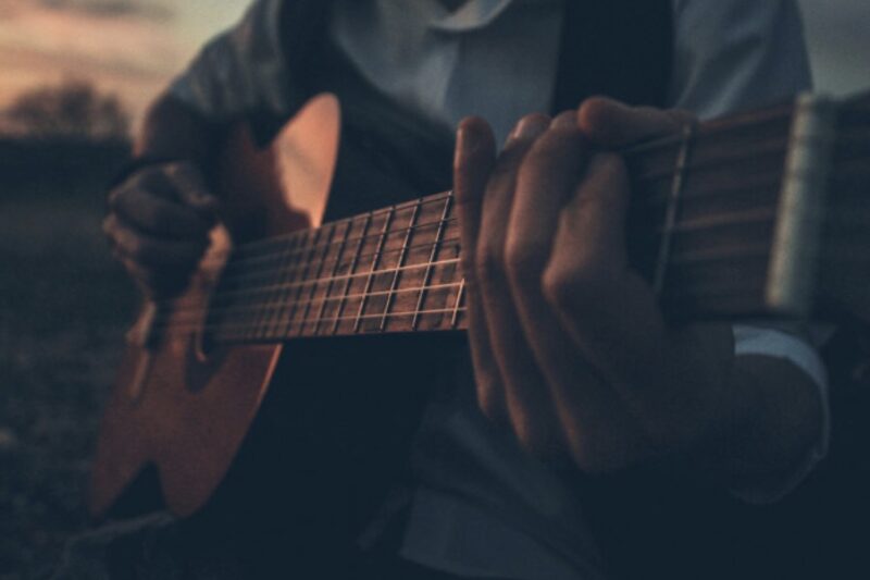 アコースティックギターを弾くイメージ画像