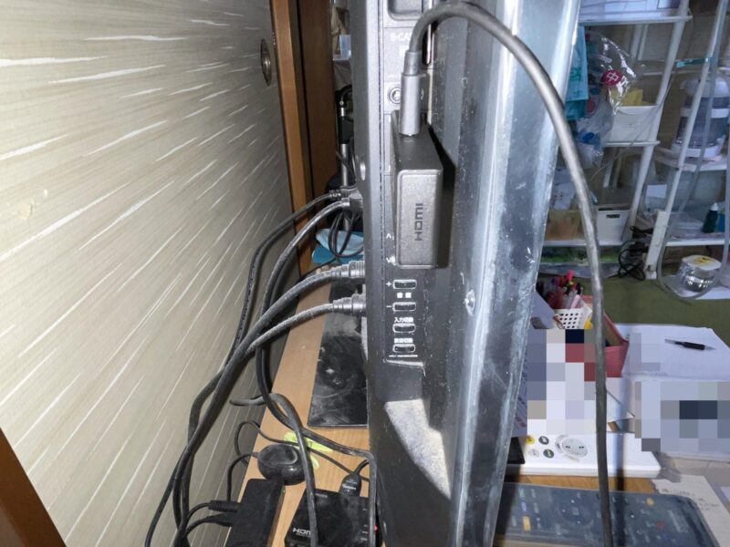 Fire TV StickをテレビのHDMI端子にさした画像