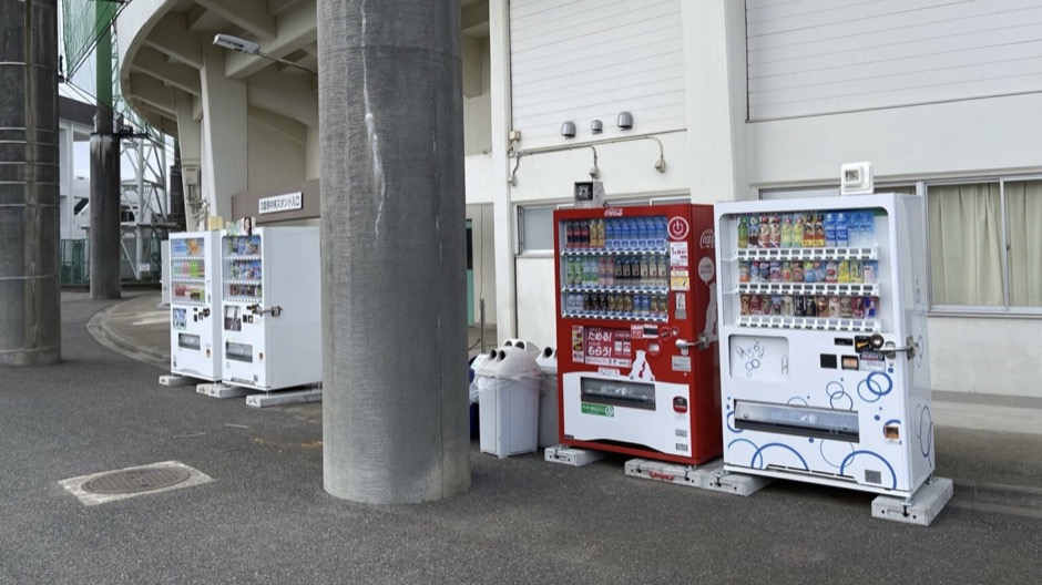 野球場の前には自動販売機が設置