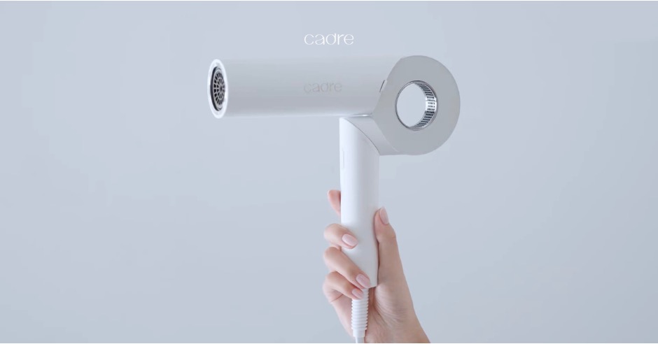 シンプルなのにハイテクな「cadre hair dryer」